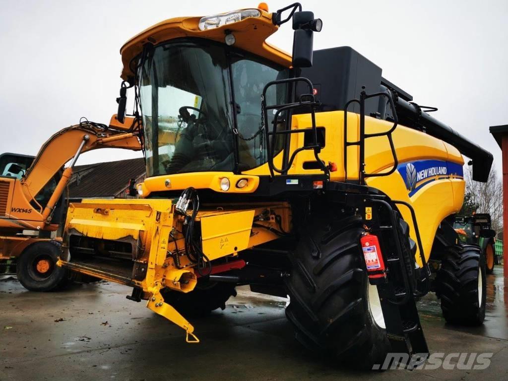 New Holland CX 8070 Combine harvesters