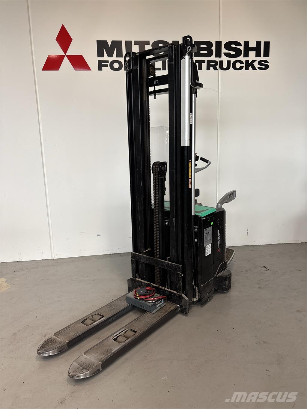 Mitsubishi SBV16N Self propelled stackers