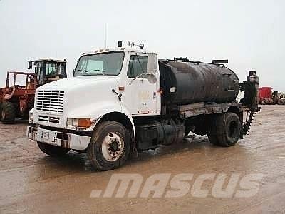 International 8100 Asphalt pavers