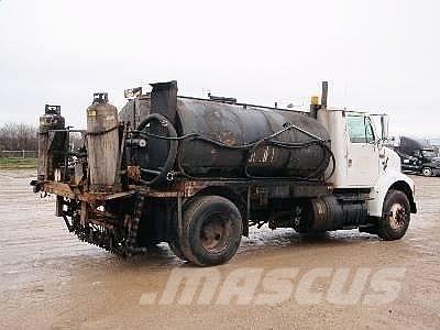 International 8100 Asphalt pavers