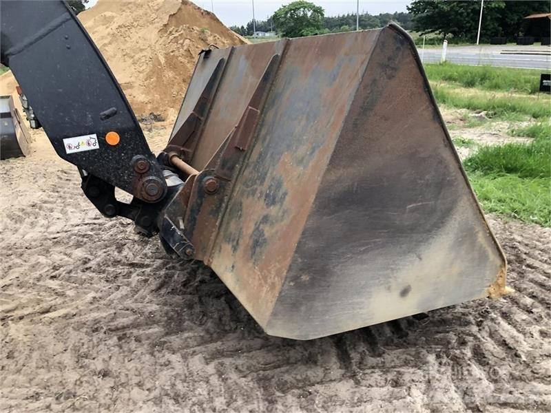  - - - Telescopic handlers