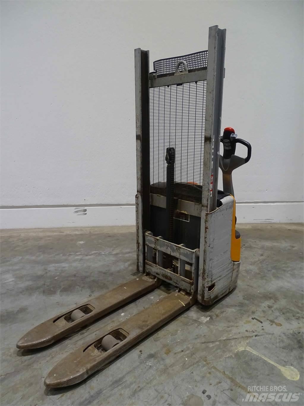 Still EXV10 Pedestrian stacker