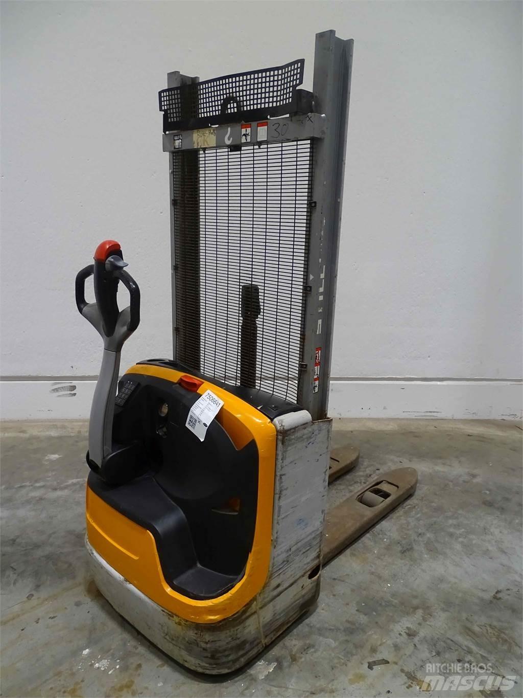 Still EXV10 Pedestrian stacker