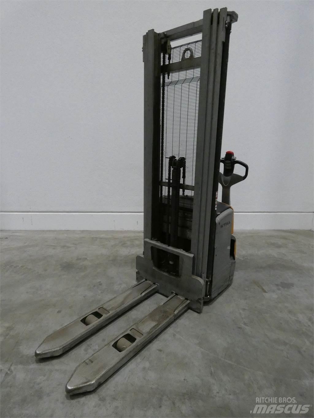 Still EXV14C Pedestrian stacker
