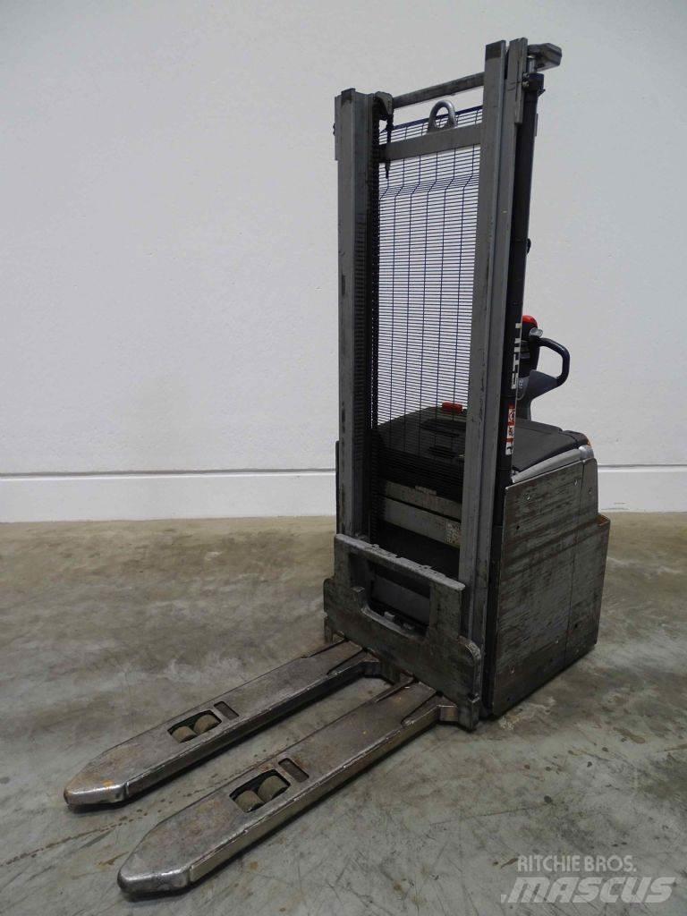 Still EXV16 Pedestrian stacker