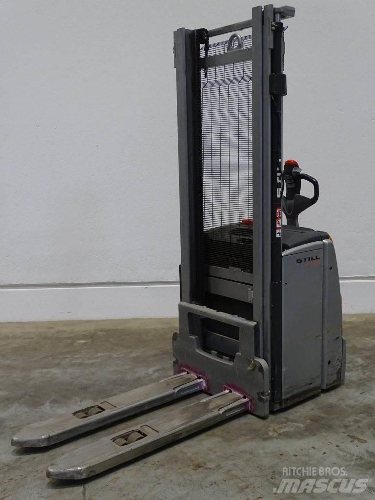 Still EXV16 Pedestrian stacker