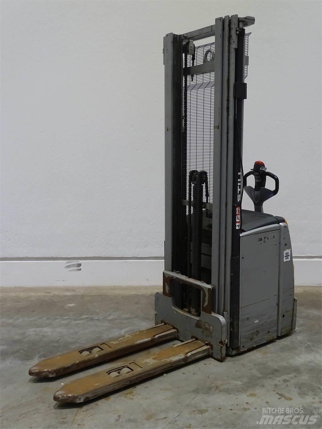 Still EXV16 Pedestrian stacker