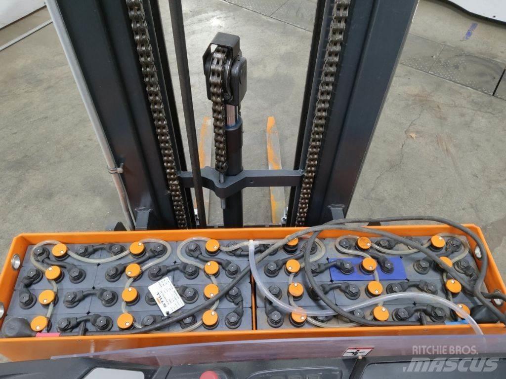 Still FM-X10 Reach trucks