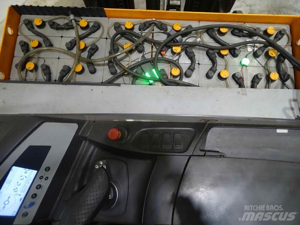 Still FM-X17 Reach trucks