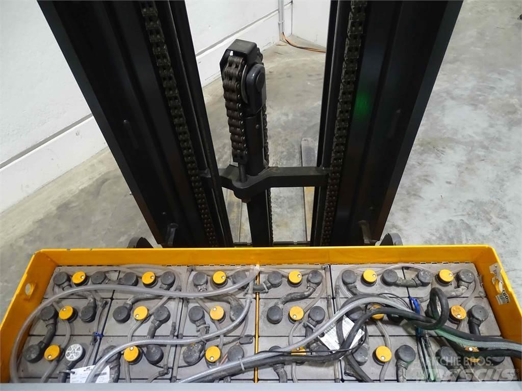 Still FM-X17 Reach trucks