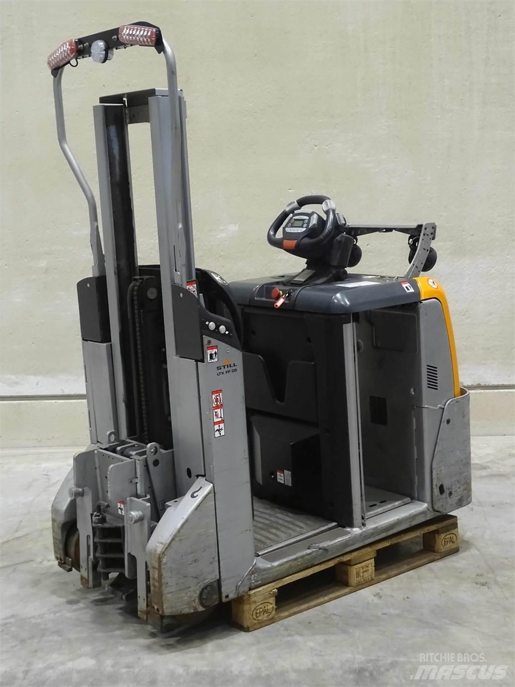 Still LTX-FF05 Towing trucks