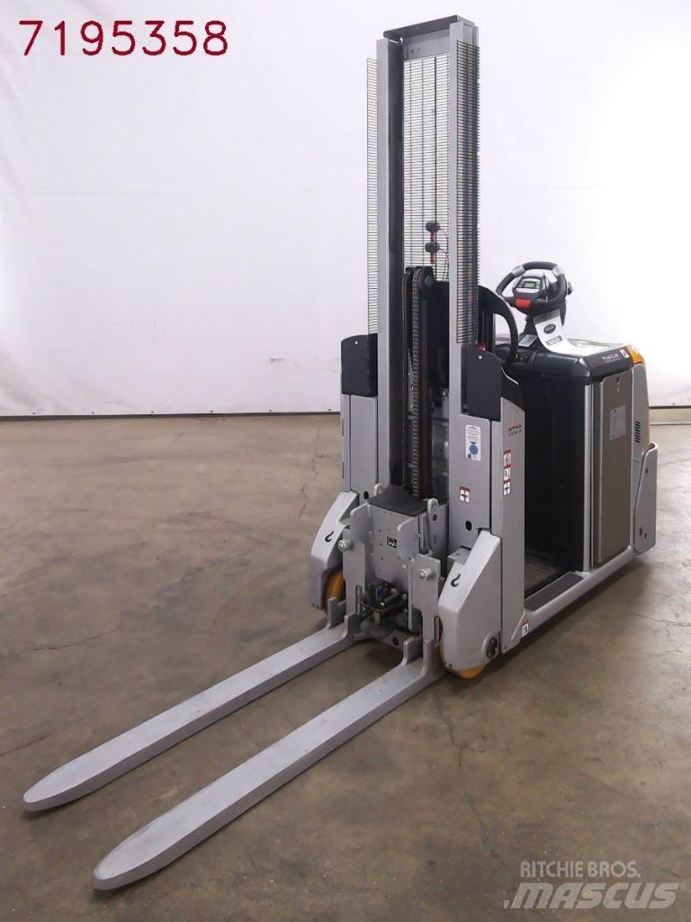 Still LTX-FF10 Towing trucks