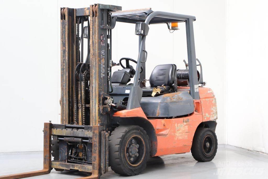 Toyota 02-7FGF30 LPG trucks