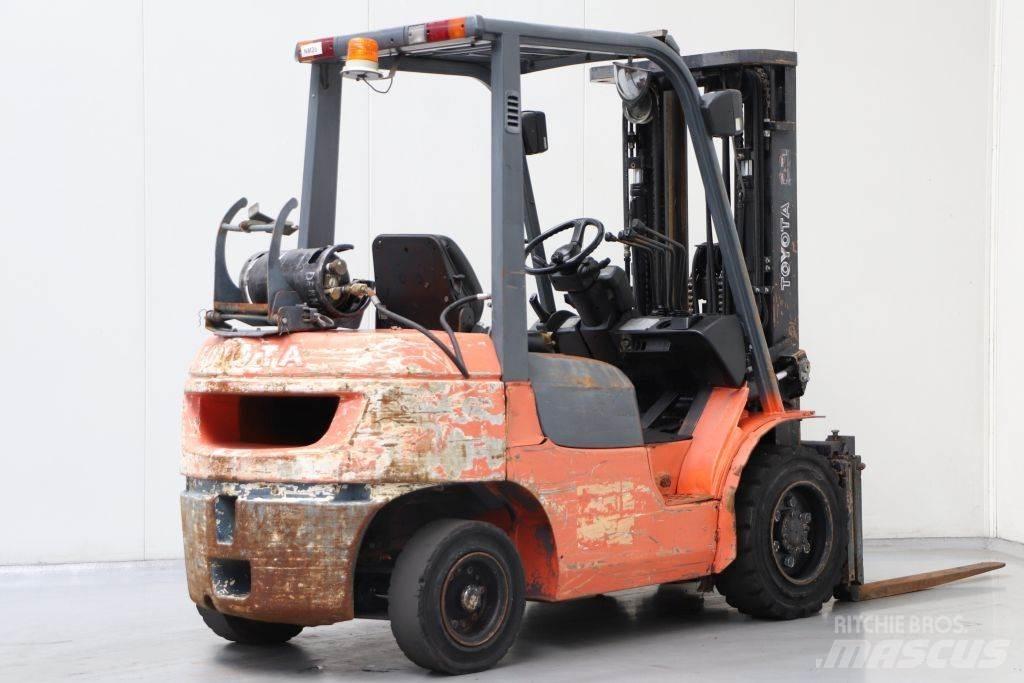 Toyota 02-7FGF30 LPG trucks