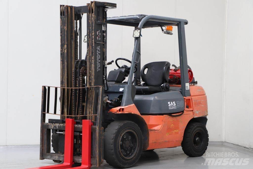 Toyota 02-7FGF30 LPG trucks