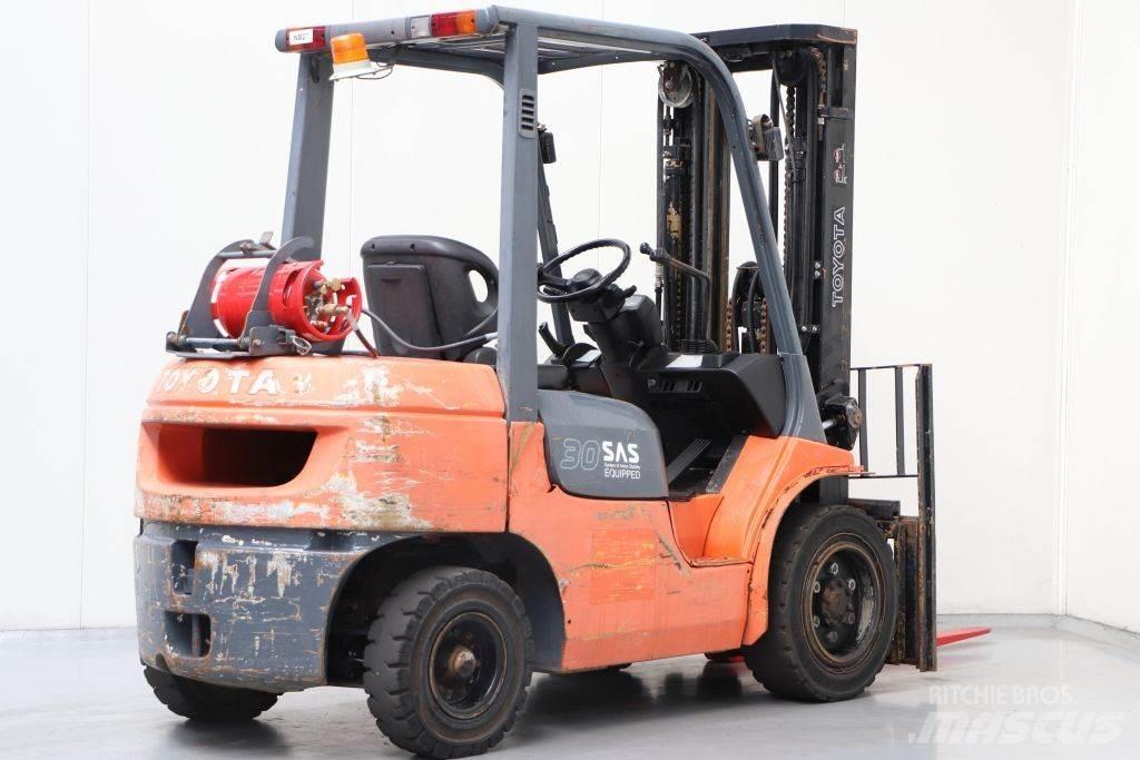 Toyota 02-7FGF30 LPG trucks