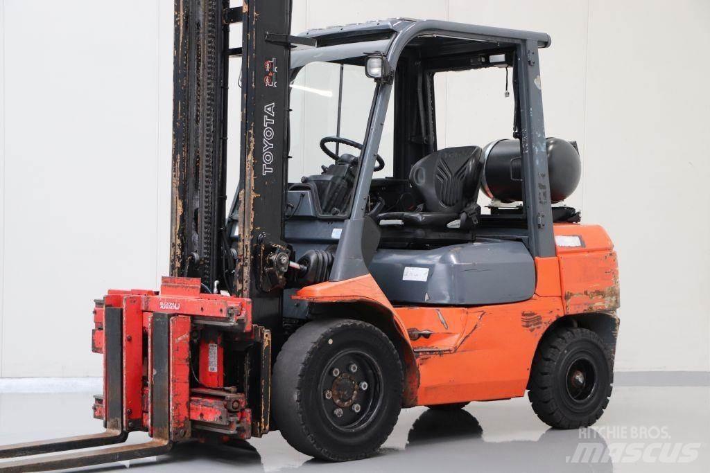 Toyota 02-7FGJF35 LPG trucks