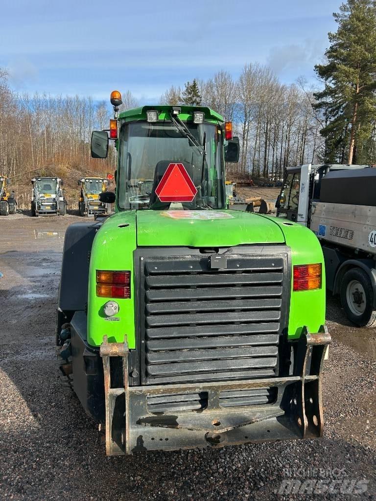 LM Trac 686 Compact tractors