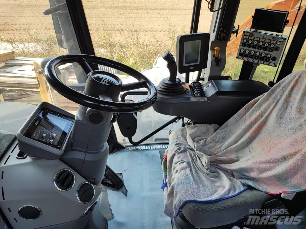 JCB Fastrac 4220 Tractors