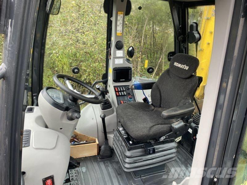 Komatsu WB 93 R-8 Backhoe loaders