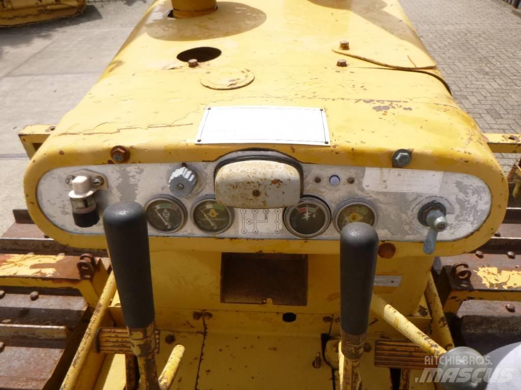 CAT D 4 D Crawler dozers