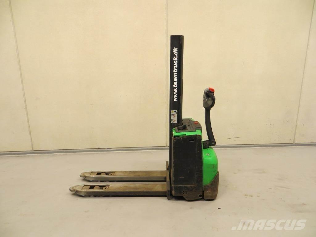 Cesab S208L Self propelled stackers