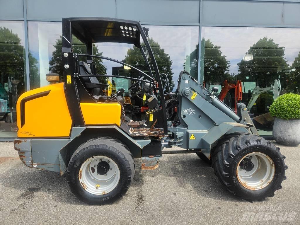 GiANT v5003 x-tra Mini loaders