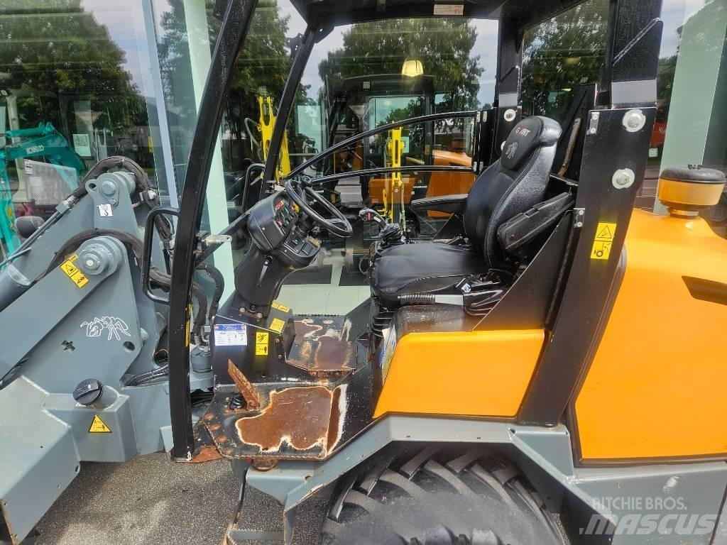 GiANT v5003 x-tra Mini loaders