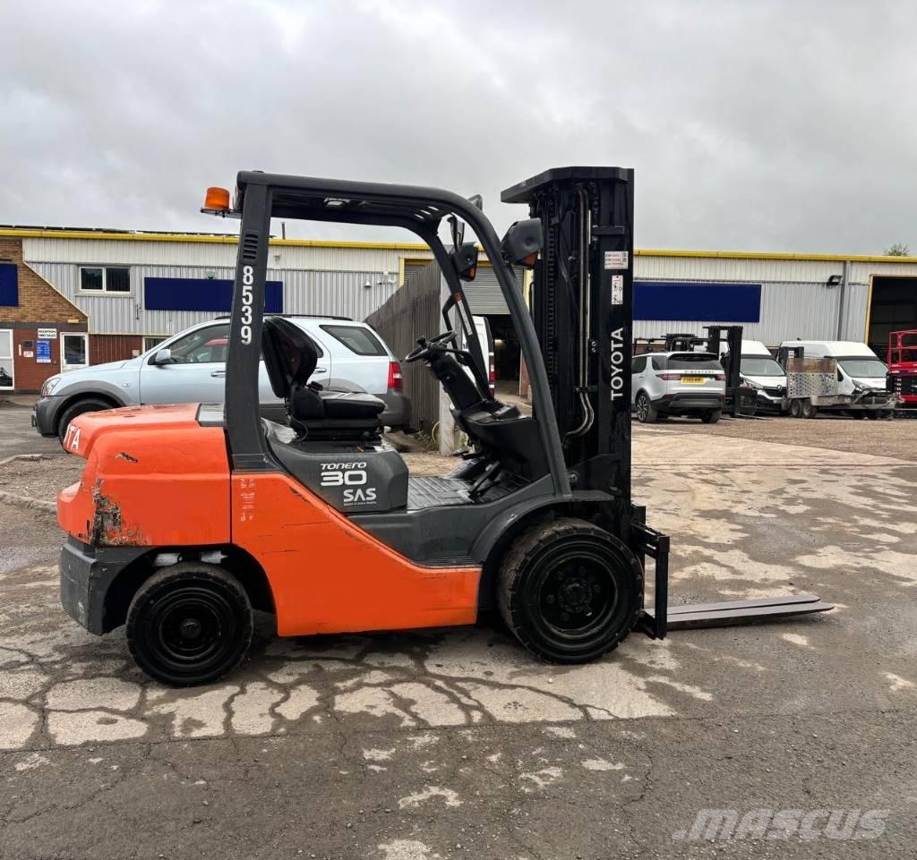 Toyota 02-8 FDF 30 Diesel trucks