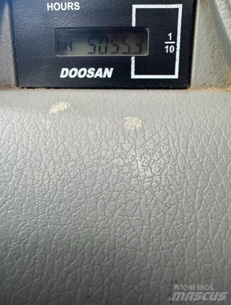 Doosan DX 140 W Wheeled excavators