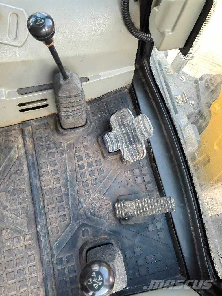 SDLG B877 Backhoe loaders