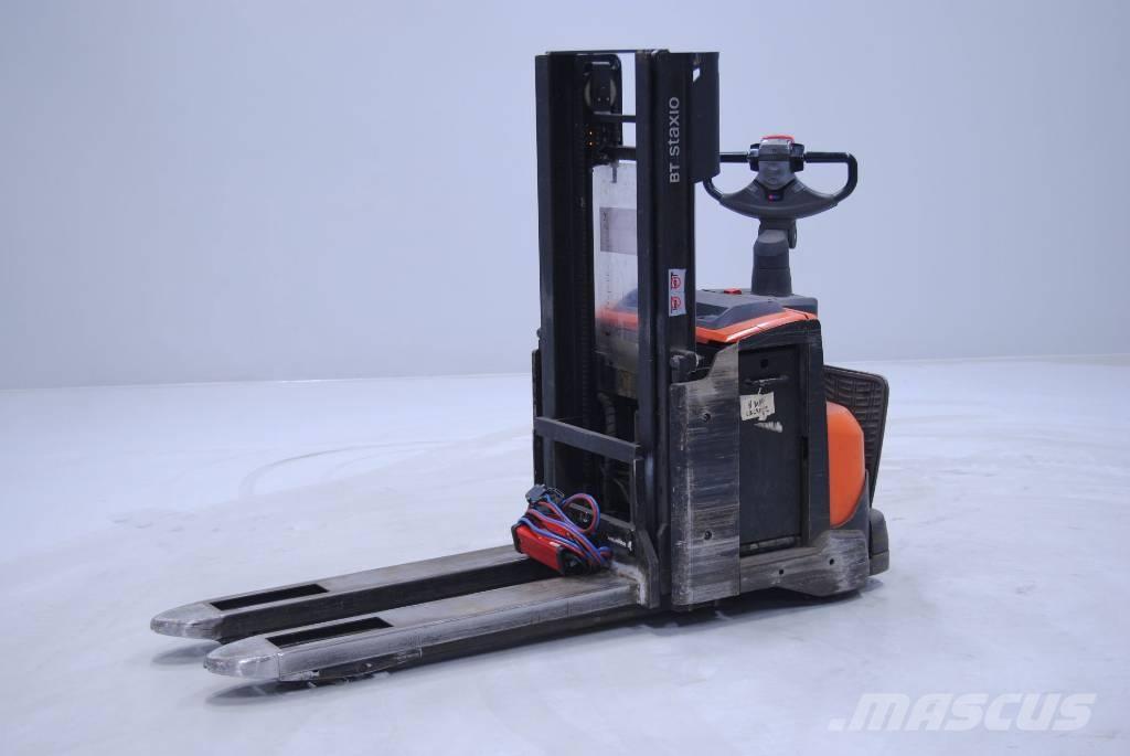 Toyota SWE200D Pedestrian stacker