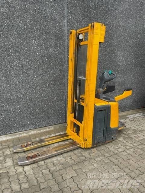 Jungheinrich ERC 216 Self propelled stackers