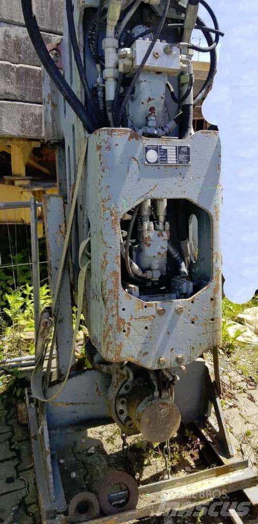 Sennebogen ZM19T Vibratory pile drivers