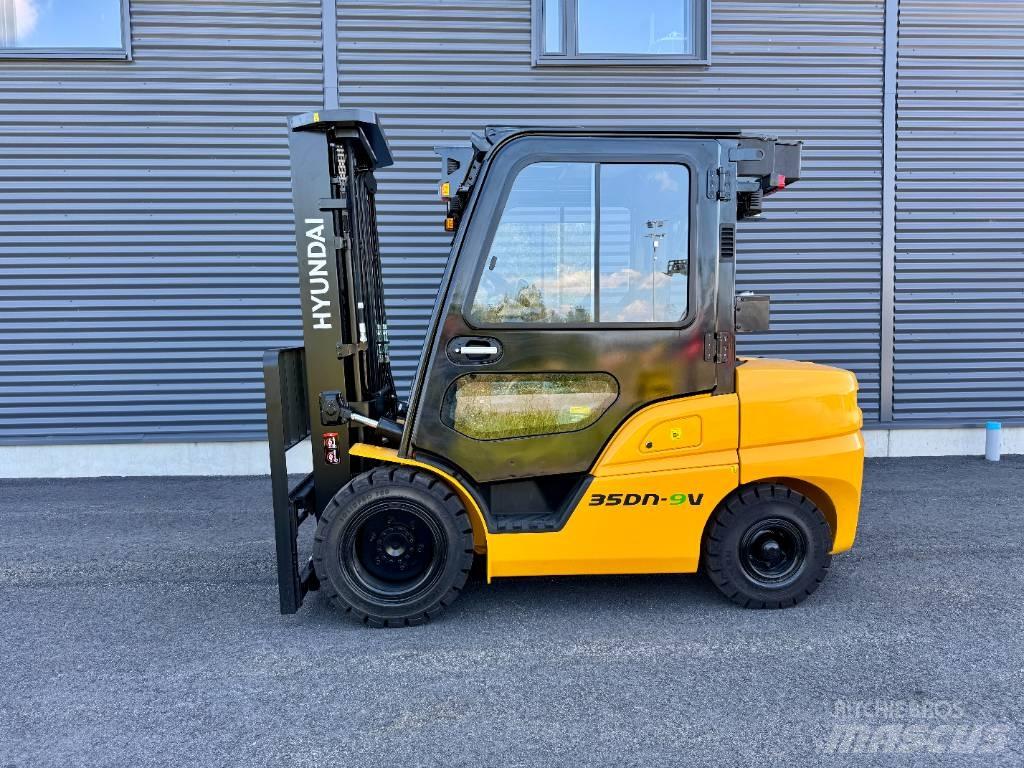 Hyundai 35DN-9V Diesel trucks