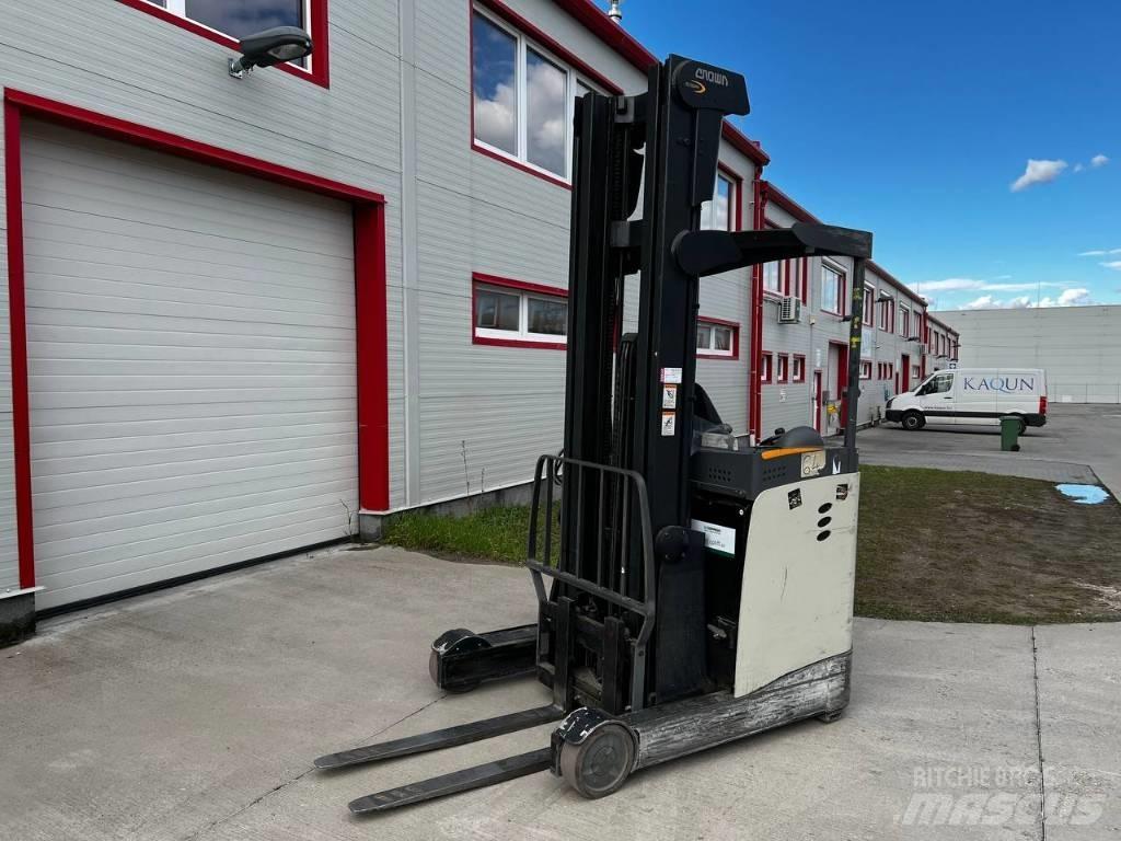 Crown ESR 5000 Reach trucks