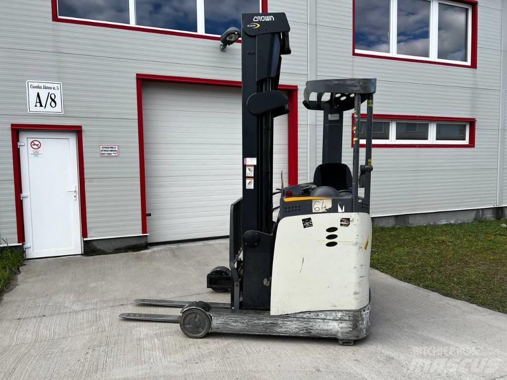 Crown ESR 5000 Reach trucks