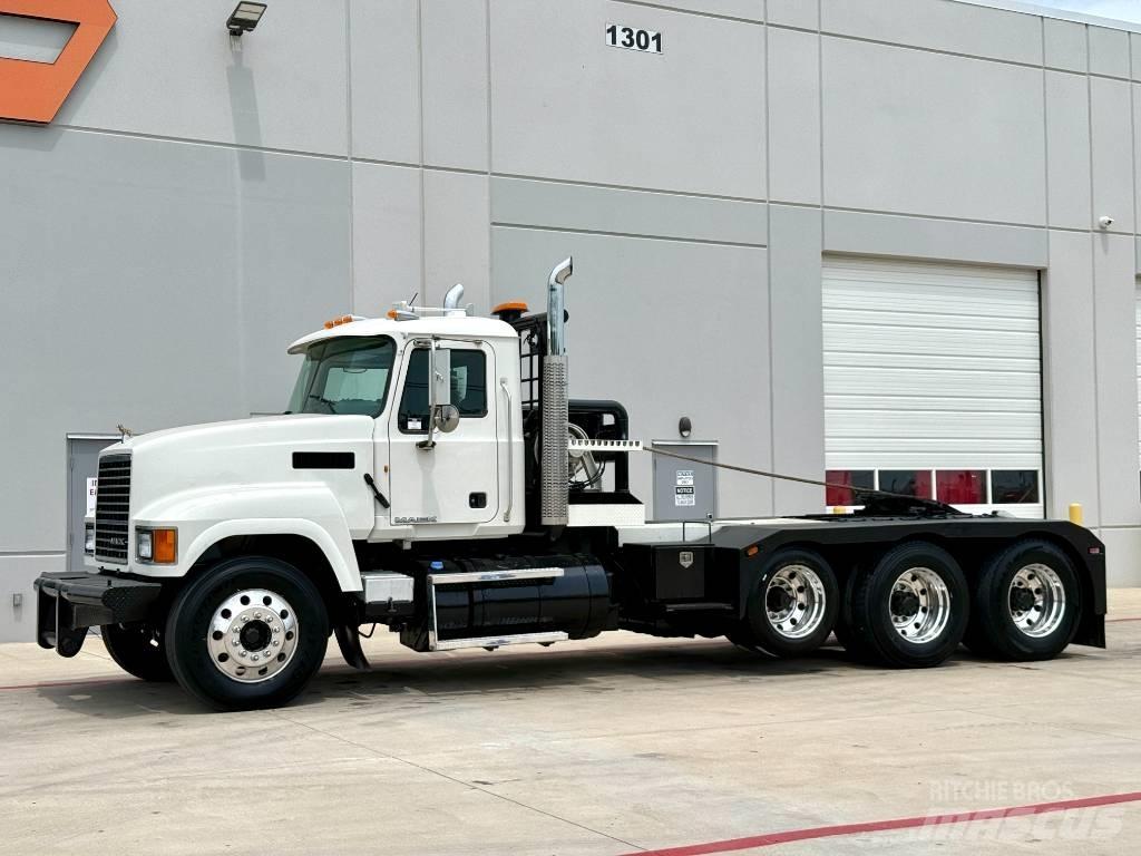 Mack CHU 613 Recovery vehicles
