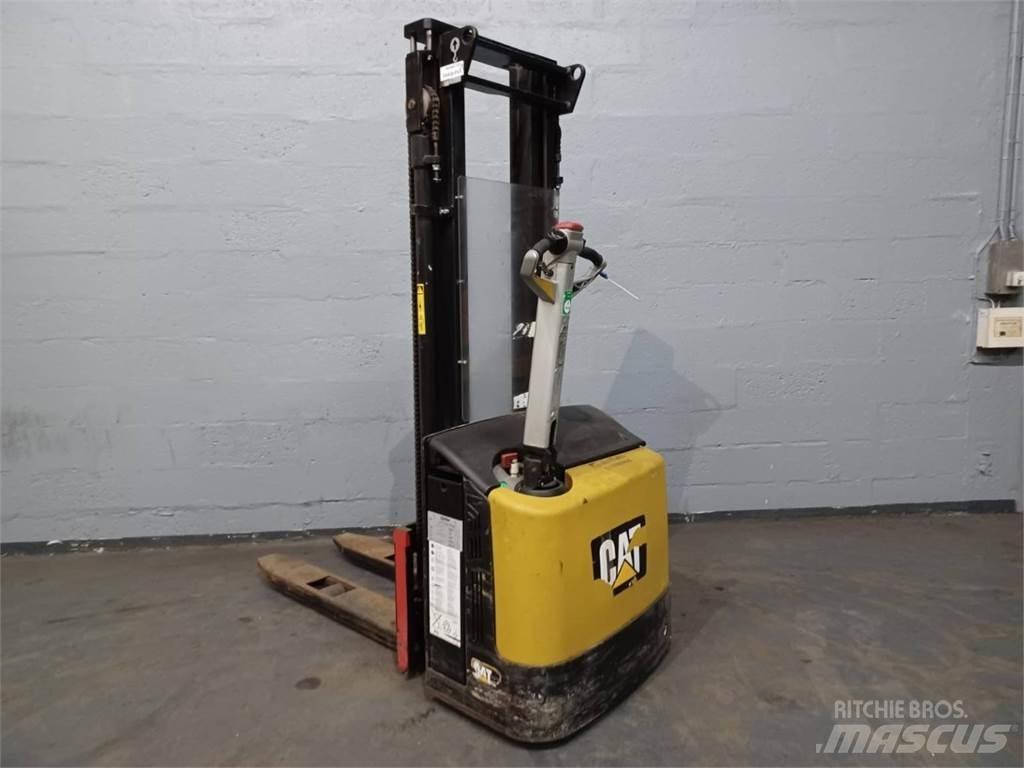 CAT NSP12N Pedestrian stacker