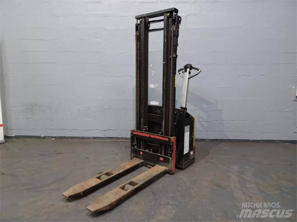CAT NSP12N Pedestrian stacker