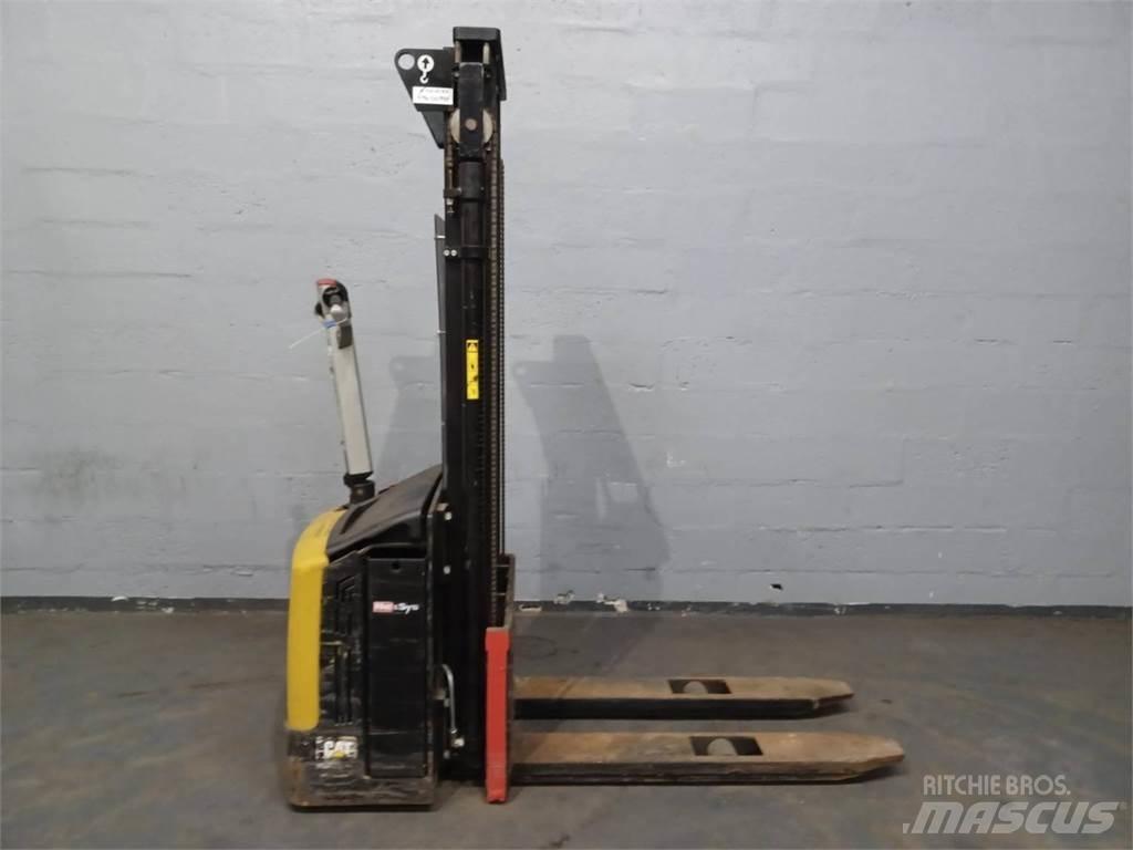 CAT NSP12N Pedestrian stacker
