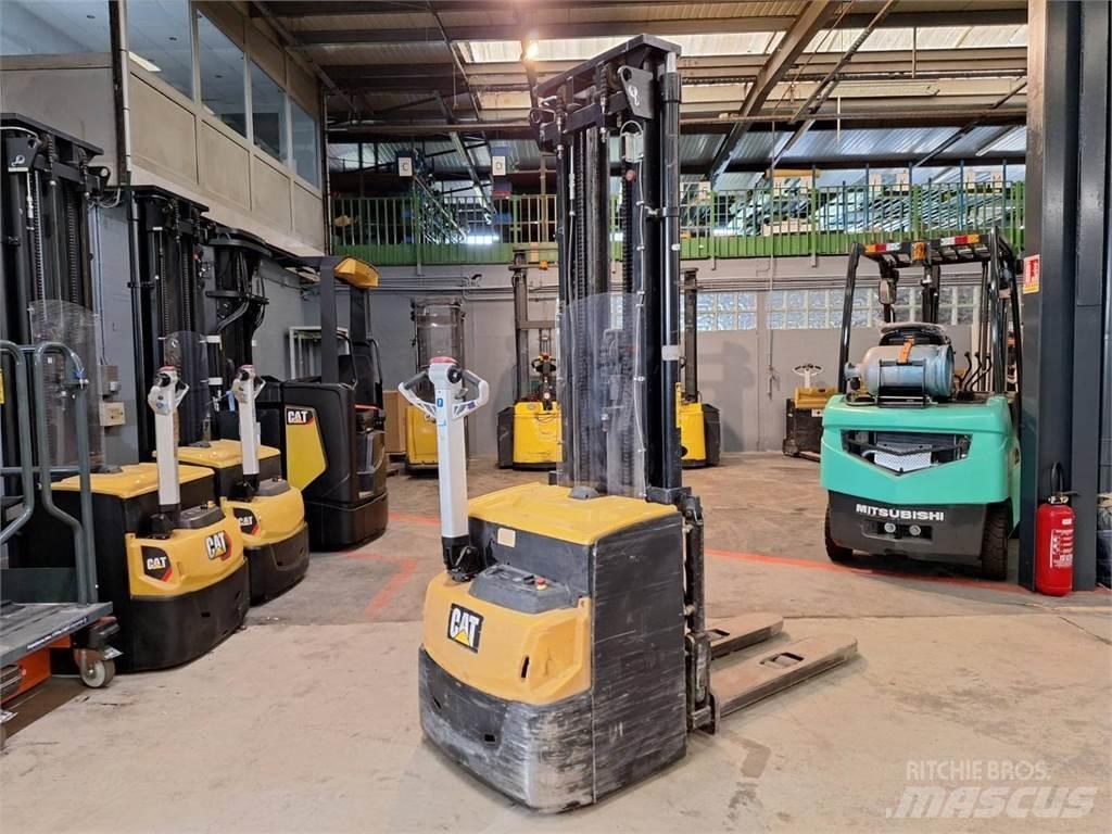 CAT NSP16N2 Pedestrian stacker