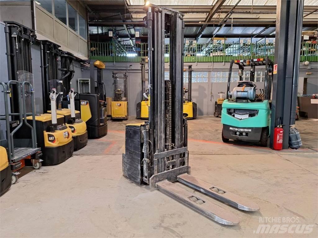 CAT NSP16N2 Pedestrian stacker