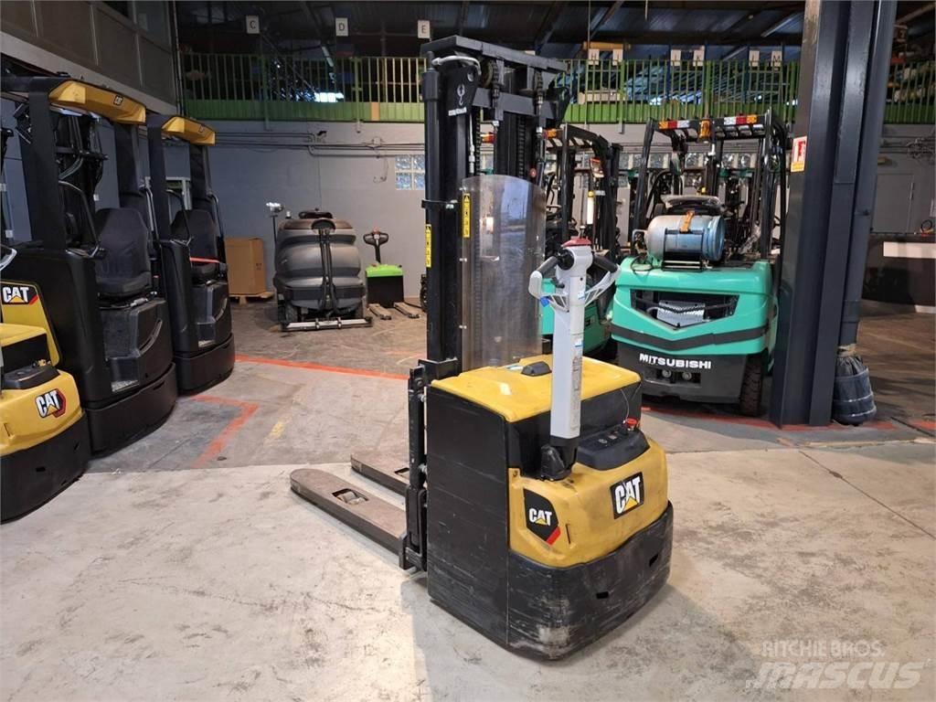 CAT NSP16N2 Pedestrian stacker