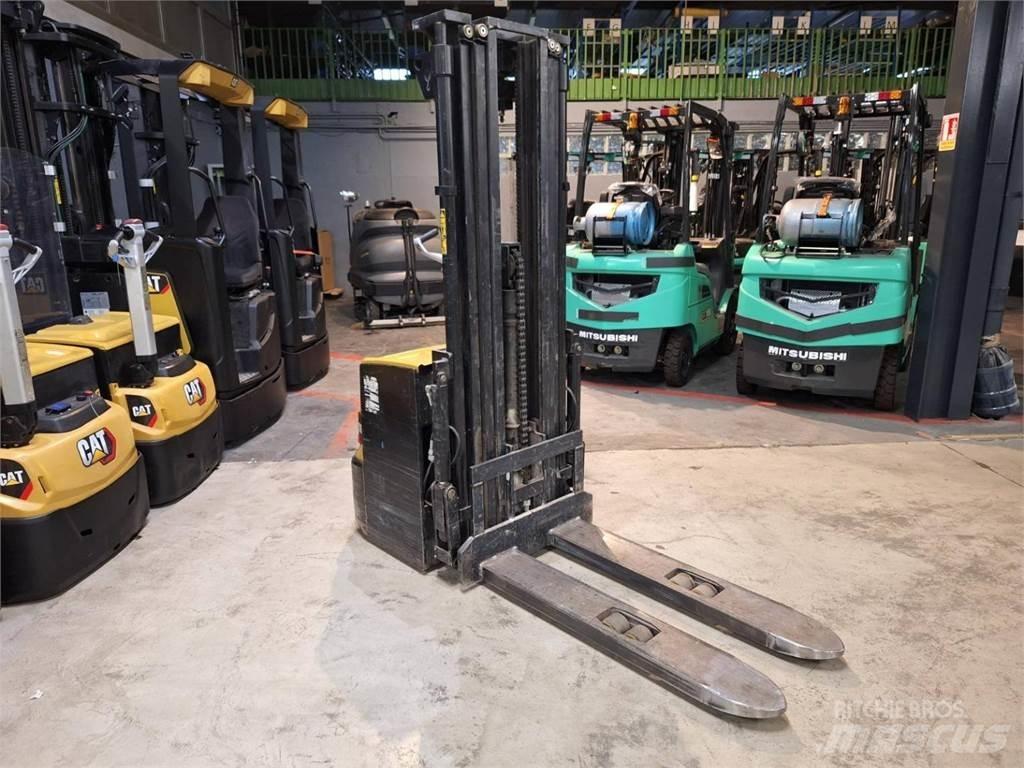 CAT NSP16N2 Pedestrian stacker