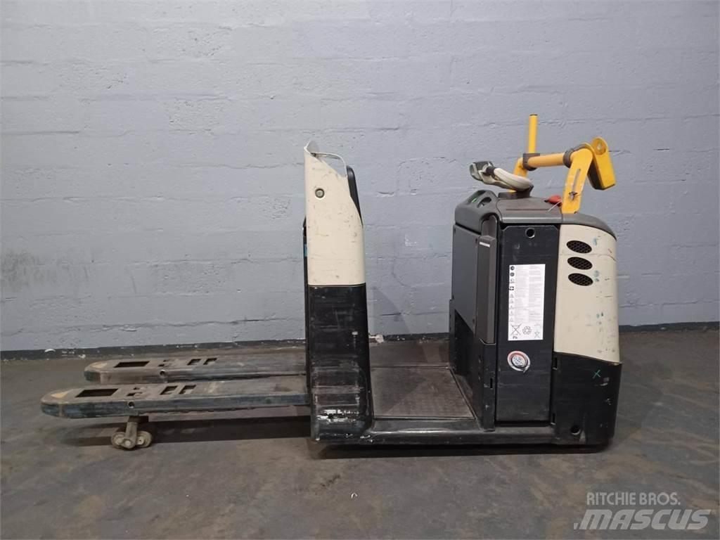 Crown GPC3020 Low lift order picker