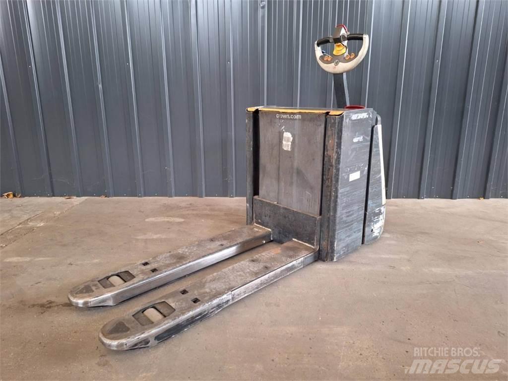 Crown WP3080 Pedestrian stacker