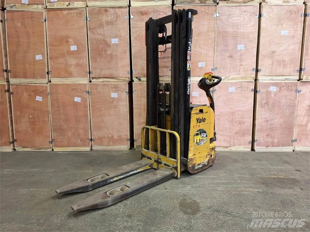 Yale MS14 Pedestrian stacker