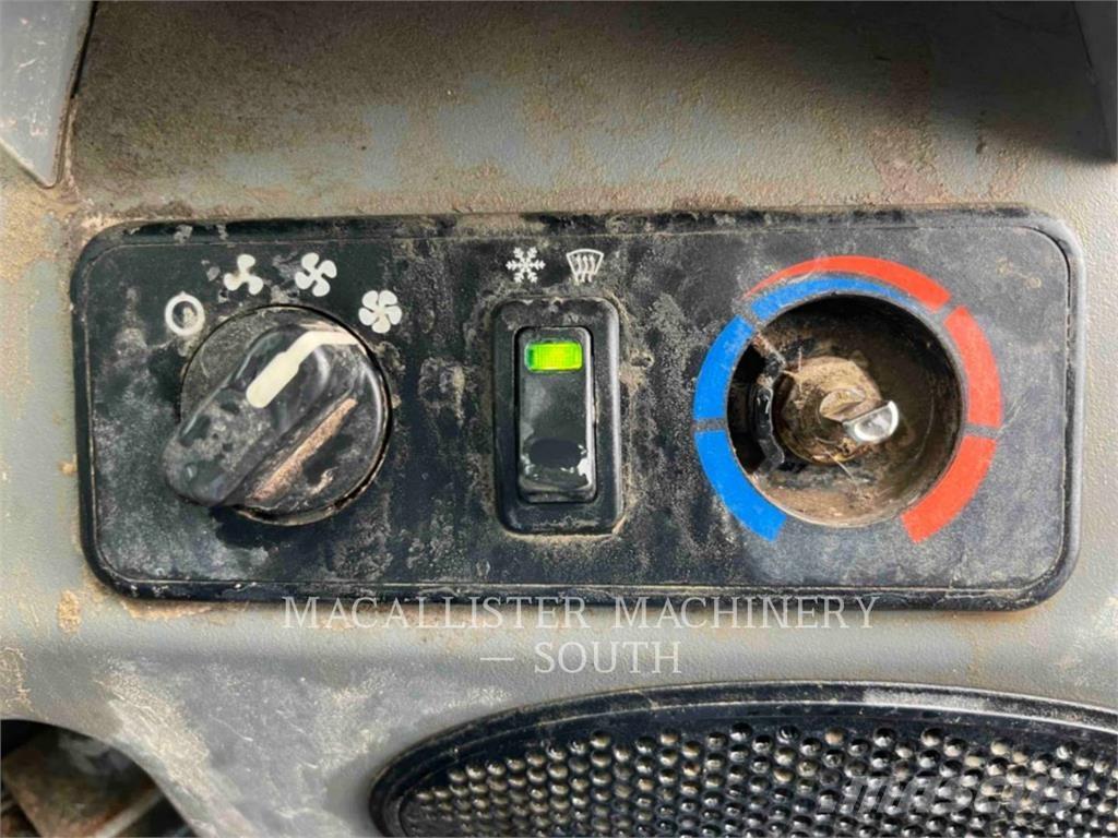 Bobcat T740 Crawler loaders