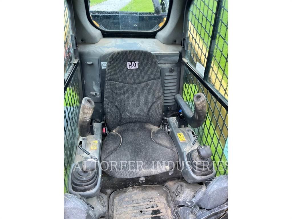 CAT 272D2 Skid steer loaders
